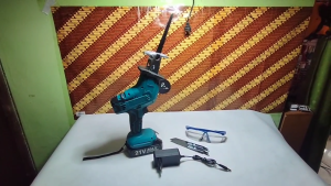 Gergaji Mesin Gergaji Baterai Pemotong Listrik Kayu Logam Gergaji Listrik 4 Mata Gergaji