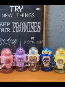 Bình nước nhựa 700ml dây đeo nắp bật ống hút hình gấu cute Bình đựng nước cho bé kèm sticker 2D 3D - TingTing