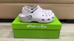 Giày Crocs chính hãng chống mùi hôi chất liệu nhựa mềm mại cấu trúc liền khối siêu bền thích hợp cho trời mưa lội nước và đi biển. Crocs Band Classic màu ghi nhạt