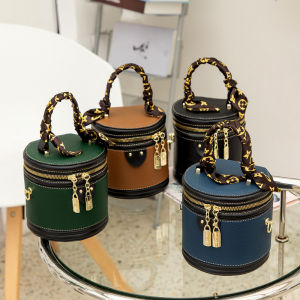 กระเป๋าผู้หญิงแบบใหม่ปี2023กระเป๋าทรงถังนำโชคแบบหิ้วแฟชั่นกระเป๋าสะพายข้างทรงกระบอกกระเป๋าทรงถังใบเล็กเนื้อสัมผัสดีแนววินเทจกระเป๋าใส่โทรศัพท์มือถือ