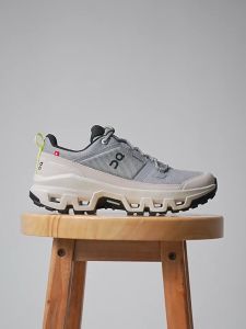 ON Running Cloudwander Waterproof รองเท้าเดินป่ากีฬาลำลองน้ำหนักเบาแฟชั่นผู้หญิง