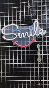 Smile ขนาด 25 X 45 X 2 cm ป้ายไฟนีออน ป้ายไฟ หน้าร้าน ป้ายไฟตัวอักษร LED ตกแต่งหน้าร้าน สร้างความโดดเด่นให้ร้านคุณ
