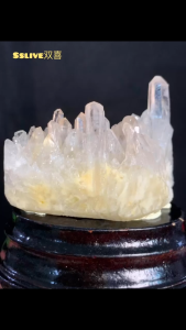 Clear Quartz Cluster 纯净白水晶簇 高频能量 、去晦气霉运🙌 带有粉嫩晶柱  🆓 woodbase包括实木底座  马达加斯加天然白透体带点点粉色晶簇  #natural #crystal #正能量 #天然水晶