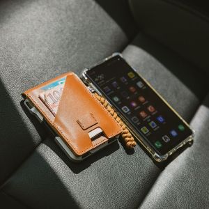 ที่ใส่บัตรเครดิต Rfid อะลูมิเนียมพร้อมเชือกคล้องมือปรับแต่งได้สำหรับกระเป๋าสตางค์หนังแท้และโลหะแบบเรียบง่าย