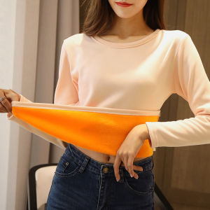 INS เสื้อยืดแขนยาวใส่ด้านในเข้ารูปสีเนื้อแบบใหม่สไตล์ตะวันตกสำหรับฤดูใบไม้ร่วงและฤดูหนาวเสื้อตัวในกันหนาวบุขนกำมะหยี่หนาพิเศษไซส์ใหญ่พิเศษสำหรับผู้หญิง