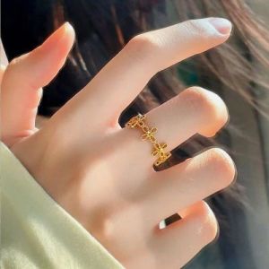 แหวนรูปใบโคลเวอร์สี่แฉกสีทองสไตล์จีนแหวนเต็มรูปแบบสำหรับผู้หญิงแหวนออกแบบพิเศษหญ้านำโชคแฟชั่นเรียบง่ายปากเปิดปรับได้