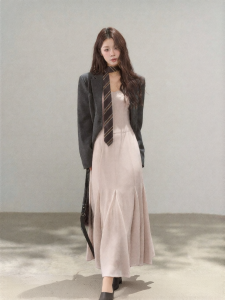 Wildberry | Áo Blazer Dài Tay Màu Xám Phong Cách Hàn Quốc Mới Thu 2026 Thiết Kế Chính Thức