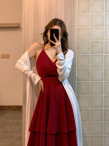 ชุดเดรสสีแดงสายเดี่ยวเอวสูงสไตล์วันพีซสำหรับฤดูร้อน ชุดเดรสชายหาดเซ็กซี่ คอวี แขนกุด กระโปรงทรงเอ ชุดเดรสสั้น