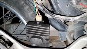 Sạc Độ Shilan HSB ALONGTOOL  Cắm Thẳng Có Tụ Tự Động Chỉnh Dòng Điện Cho Các Loại Xe