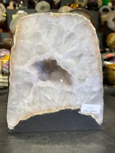 white geode quartz crystal cave fengshui in earth element 土形💯 天然白水晶洞 边部黄皮细钛晶共生✅ 洞口边部一颗颗绿色的是颗粒绿幽灵共生✅ (如定制实木底座另加RM60) 高height: 18cm 宽width: 15.5cm x 13cm 洞hole: 3cm 重weight: 5kg 📍Johor Bahru 区可自行取货或邮寄服务