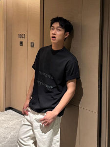 เสื้อยืดคอกลมแขนสั้นพิมพ์ลายตัวอักษรสีดำ YOUMOU แฟชั่นฤดูร้อนสำหรับผู้ชาย เสื้อยืดคอกลมทรงหลวม