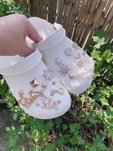 Jibbitz ชาร์ม หัวเข็มขัดรู อุปกรณ์เสริมรองเท้า โซ่โลหะ ผึ้ง ปะการัง DIY อุปกรณ์เสริมรองเท้า จิ๊บบิท ตัวติดรองเท้า