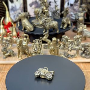 Tượng Nhỏ Phong Thủy Đồng Thau Kiểu Dáng Hình Xe Mô Tô (Kích Thước: 3.3cm x 2.3cm)