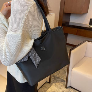 Large Capacity Fashionable Commuter Tote Bag Womens Casual Single Shoulder Bag for Class And Travel Nylon Material Zipper Closure