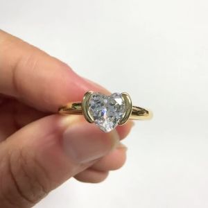 Huirtan Chic Heart Cubic Zirconia Women Rings Gold Color Statement Finger Accessories Love Proposal Engagement Jewelry