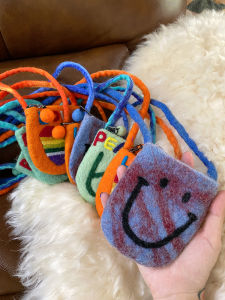 Handmade Wool Felt Smiley Face Coin Purse Creative Card Holder Storage Mini Crossbody Bag for Children And Parents Casual Style