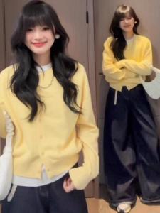 เสื้อสเวตเตอร์ถักแขนยาวสไตล์เกาหลีสีเหลืองนมเนื้อนุ่ม 2025 ฤดูใบไม้ร่วง ชุดสองชิ้นปลอม เสื้อคาร์ดิแกนผู้หญิง เสื้อคลุมกันหนาว