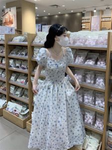 ชุดเดรสสีน้ำเงินแขนบานสไตล์วินเทจสไตล์ฝรั่งเศสสำหรับผู้หญิงในช่วงฤดูร้อน เดรสทรงเอคอปีก แขนสั้น กระโปรงยาวปานกลาง