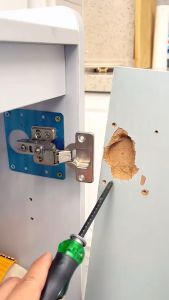 Miếng thép sửa chữa và gia cố bản lề tủ.