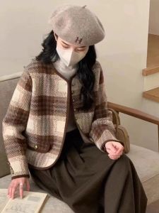 เสื้อแจ็คเก็ตผ้าขนสัตว์ลายสก็อตสไตล์ย้อนยุคสำหรับผู้หญิง ฤดูใบไม้ผลิและฤดูใบไม้ร่วง 2025 ใหม่ เสื้อสั้นทันสมัย ​​เสื้อคลุมกันหนาวแบบเปิดไหล่