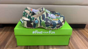 Giày sục crocs chuẩn xịn chống hôi chân nhựa tế bào êm mềm bền đi mưa lội nước đi biển Crocs Bape cho cả nam và nữ màu hồng