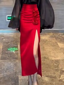 กระโปรงสั้นทรงเอเอวสูงสีแดง กระโปรงทรงเอเข้ารูปสไตล์ฝรั่งเศส ลายดอกไม้ 3 มิติ กระโปรงยาวเปิดหน้า กระโปรงสั้นสุดเท่สำหรับผู้หญิง