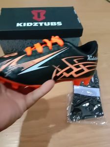 KIDZTUBS Sepatu Bola Anak Paket Komplit Sepatu Bola Tas Skin Deker Kaos Kaki Usia 6-10 Tahun Size 28 29 30 31 32 33 34 35 36 37 KDZ1001011525