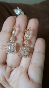 Anting Berlian Kotak Maha Dewi Mewah Titanium Emas 22K