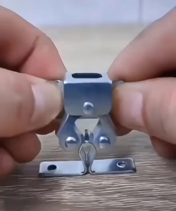 Bộ 4 Chốt giữ cánh tủ chốt gài kẹp bằng sắt mạ chống gỉ có nhiều màu cho khách lựa chọn