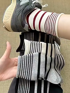 SUMI Kaos Kaki Panjang Sedang Wanita Katun Cetak Garis Warna Crew Casual Striped Mid Calf Socks SKK372