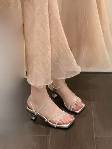 รองเท้าแตะส้นสูงแบบสวมสองทางสำหรับผู้หญิง 2024 รองเท้าแตะสไตล์เกาหลีส้นบางประดับเพชร ทรงหัวมน รองเท้าแตะแบบสวมสบาย