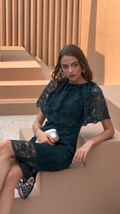 สำรวจ Jebeya Dress ผ่าตัวเพื่อผ้าเรียว สีเขียว (Jebeya Ruffle Dress in Olive Green)