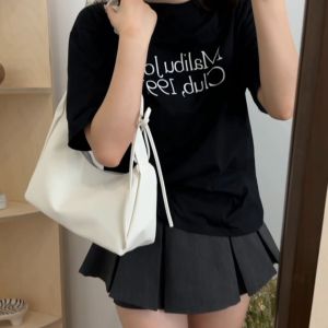 koreafashionshop(KR2070) กระเป๋าสะพายไหล่หนังพียู-ปรับสายย่นสะพายข้างได้