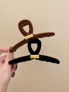 Elegant Simple Retro Velvet Hair Claw Womens New 2024 Shark Tail Clip Stylish Sensation behind Head Fashion Hair Accessories