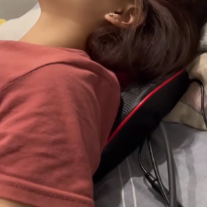 หมอนนวดไฟฟ้า แนะนำจากแพทย์ นวด 4 รอบ เอนนอนและยันได้ นวดคอ/ไหล่/หลัง ผ่อนคลายกล้ามเนื้อ แก้ปัญหากระดูกสันหลังคด