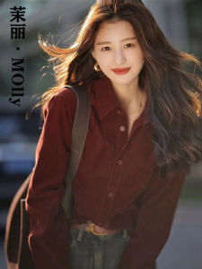 เสื้อเชิ้ตผู้หญิงแขนยาวคอโปโลผ้าคอร์ดูรอยสีแดงมินิมอลสไตล์ย้อนยุคฤดูใบไม้ร่วง/ฤดูหนาว ทรงหลวม ทรงเข้ารูป ทรงเข้ารูป