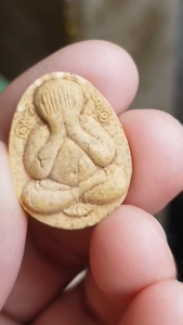 พระปิดตาหลังปั้มหมึกแดง เนื้อผงเก่า (ไม่ทราบที่)