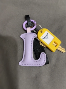 Leisure Store พวงกุญแจ จี้ตัวอักษร หนัง PU แบบหนา เครื่องประดับ สีสัน Pu หนัง A-Z ตัวอักษรเริ่มต้น Key แหวนสายรัดข้อมือสั้น Anti-lost จี้กุญแจรถผู้หญิงกระเป๋าเป้สะพายหลังเครื่องประดับ จี้ห้อยกระเป๋า