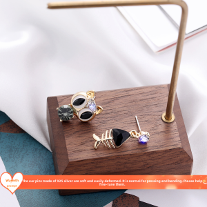 Cute Cat Fish Asymmetric Stud Earrings Delicate Super Shining Crystal Personalized Earrings Temperament Wild Design Earrings