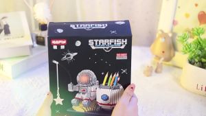宇航员笔筒微颗粒积木玩具送灯光配搭 Astronaut pen holder micro particle building block toy comes with lighting matching