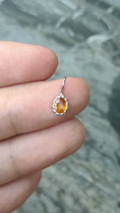 จี้พลอยบุษราคัมบางกะจะรูปทรงไข่(Yellow Sapphire) เรือนเงินแท้ 92.5% ชุบทองคำขาว มีใบรับประกันจากทางร้าน