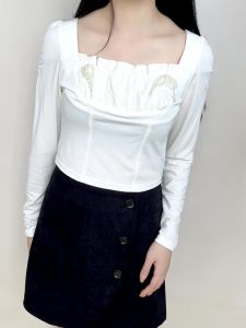 เสื้อยืดแขนยาวทรงเข้ารูปสีขาวคอเหลี่ยมสไตล์หวาน ทรงเข้ารูป ทรงสั้น ฤดูใบไม้ผลิและฤดูใบไม้ร่วง เสื้อยืดผู้หญิง 7620093