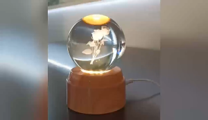 โคมไฟลูกแก้วคริสตัล หมุนได้ 360° โคมไฟหัวเตียง3D LED+USB ฐานใหญ่ ฐานสูง ของขวัญวันเกิด โคมไฟตั้งโต๊ะ โคมไฟกลางคืน <พร้อมส่งในไทย> รุ่น:L11