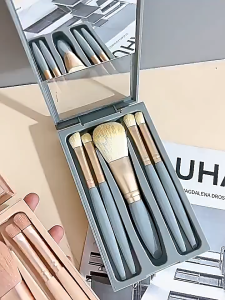 CHOMA ชุดแปรงแต่งหน้า แบบพกพาSet 5 ชิ้น พร้อมกระจกเงา ขนนุ่มคุณภาพ ครบชุดพร้อมใช้งาน มีกล่องใส่เป็นระเบียบ มี 4 สี แถมฟรีสติ๊กเกอร์ 1 แผ่น