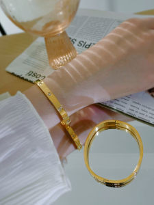 18K Gold Titanium Steel Bracelet Womens Fashion Jewelry Color Gold Plating Non-Fading Luxury Small Luxury Golden High-End Ladies Bracelet