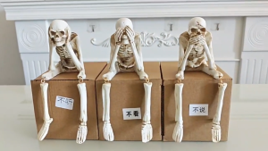 (3ชิ้น) ตั้งโต๊ะ โมเดลโครงกระดูกทำจากเรซิ่น "ไม่ฟัง ไม่พูด ไม่ดู" ประดับแขวนฮาโลวีน โมเดลพร็อพตกแต่ง