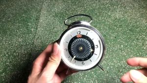 Đồng hồ kiểu dạ quang báo thức China lên cót xưa