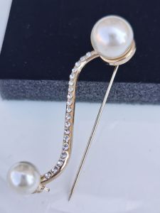 Versatile Anti-Slip Brooch