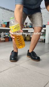 Sepatu Safety Kulit Sapi Asli Ujung Besi Slip on Fantofel berkualitas Keselamatan Kerja Pabrik Proyek Bengkel Pom Kitchen Anti Licin Sepatu Safety Model Baru Terlaris Murah sepatu safety kitcen sepatu safety kantor sepatu safety dapur anti licin