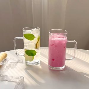 【พร้อมส่งจากไทย】แก้วจับมีหู ลายน่ารัก ใส่เครื่องดื่มเย็น ในคาร์เฟ่ เนื้อแก้วใส ใบหนา น่ารัก